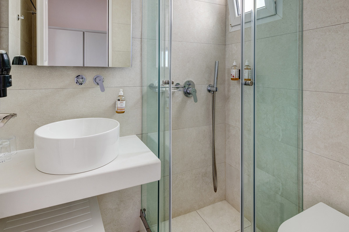 Makis Place Hotel Mykonos Accommodation - Bathroom of Classic Double/Twin Room 