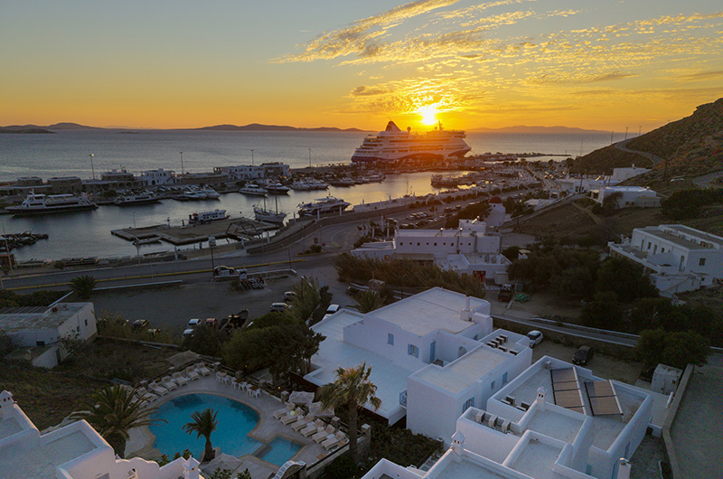 Makis Place Hotel and Molaraki Restaurant in Mykonos overlooking the port at sunset with panoramic sea and marina view makis-place-hotel-molaraki-restaurant-mykonos-port-sunset-view