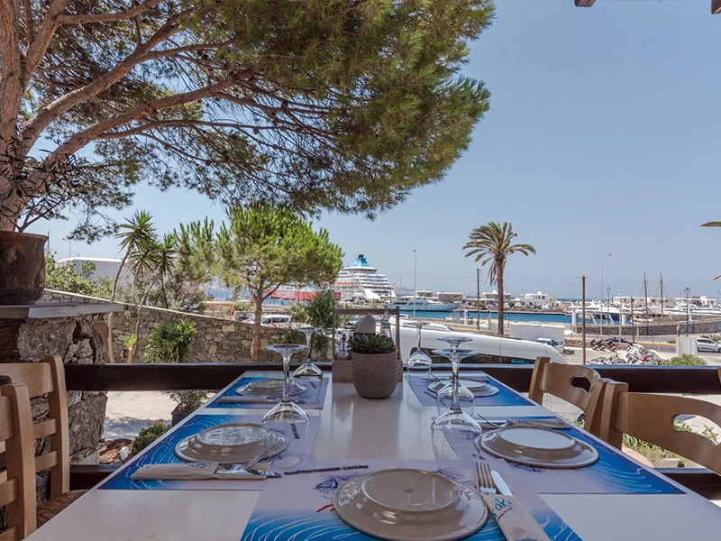 Molaraki Restaurant at Makis Place Hotel, a convenient dining option for one night in Mykonos molaraki-restaurant-mykonos-new-port-view