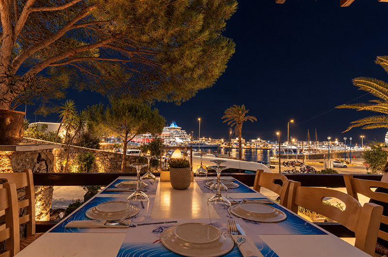 Night dining at Molaraki Restaurant near Mykonos New Port before an early ferry from Mykonos molaraki-restaurant-near-mykonos-new-port05